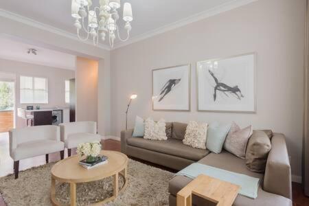 Modern Apartment In Rosebank Johannesburg Exterior photo